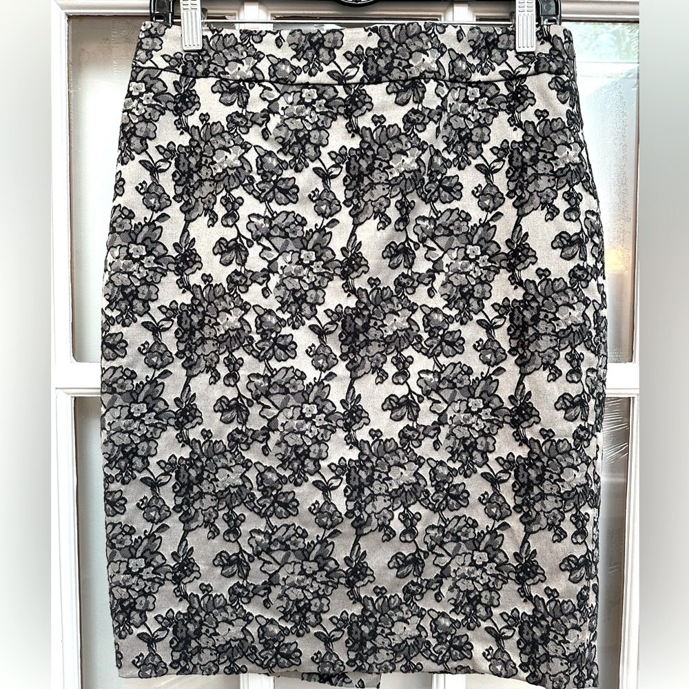 Ann Taylor Taupe & Black Floral Embroidered Jacquard Pencil Skirt Size 6 Small